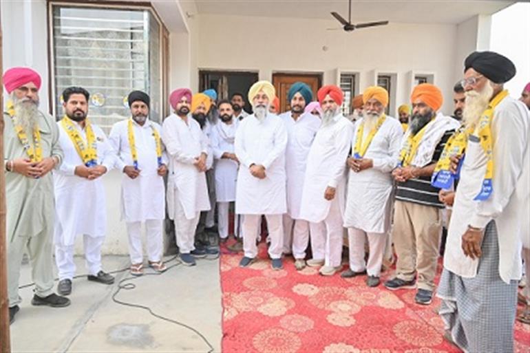 Several Congress families from village Sohal join AAP