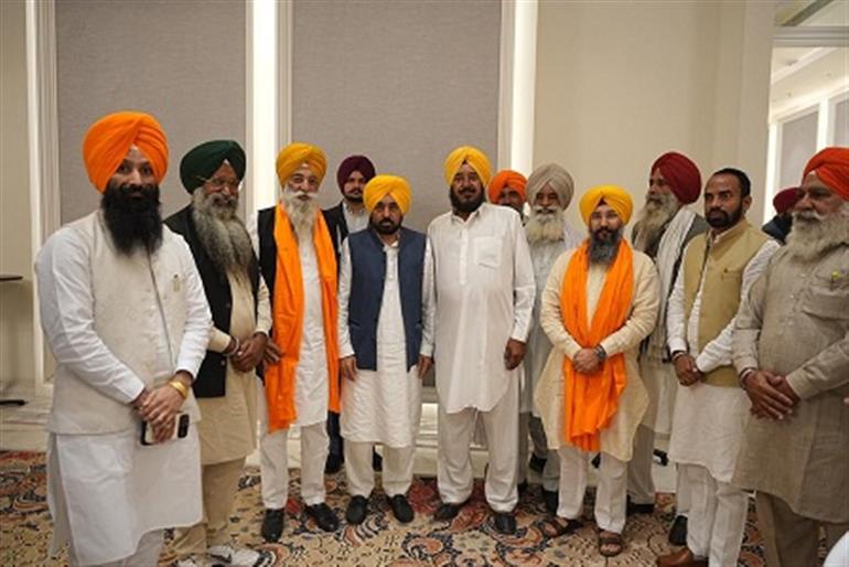 Under the leadership of Sekhwan, families of &39;dharmi fauji&39; extend support to AAP