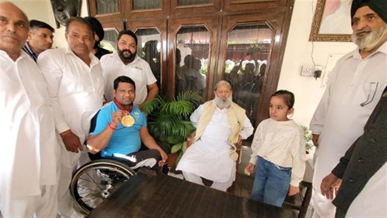 Vij congratulates shooter Deepak Saini for winning gold at the World Cup