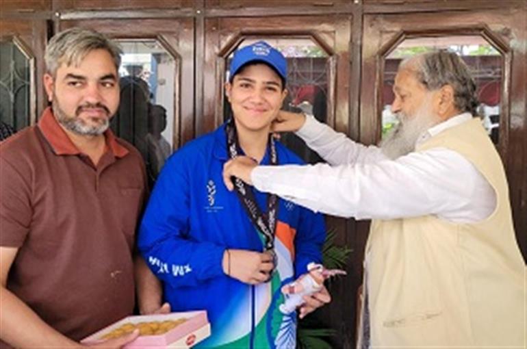 Vij congratulates Ambala Boxer Harnur Kaur for Winning Silver Medal at the Youth Asian Games