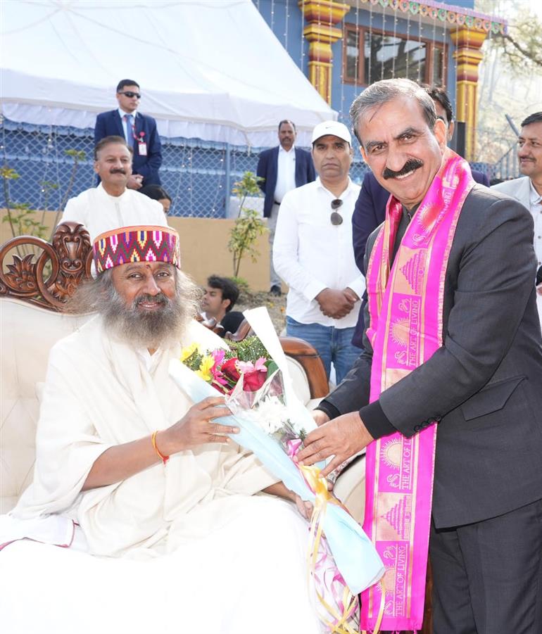CM offers prayers with Sri Sri Ravi Shankar at Palampur 