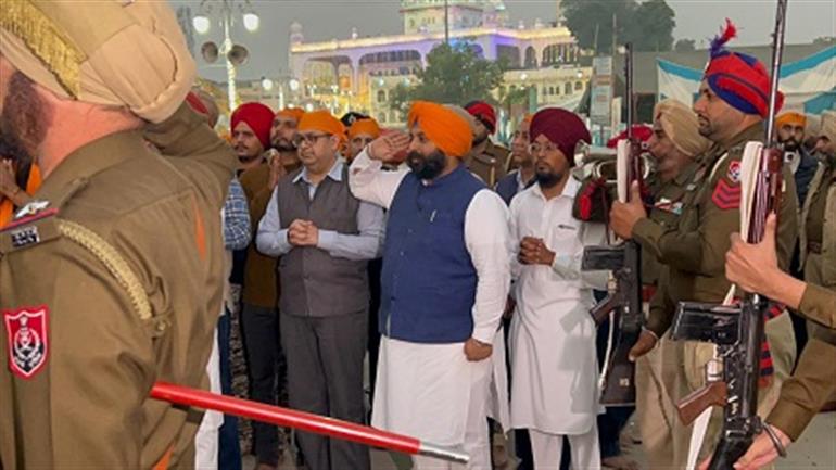 Nagar Kirtan from Talwandi Sabo given floral welcome at Sri Anandpur Sahib