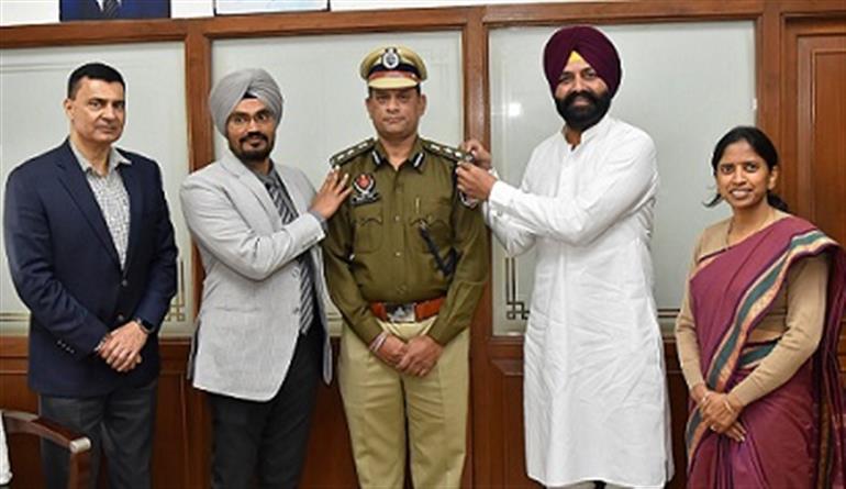 Bhullar pins stars on 6 promoted AIG/Superintendent Central Jails