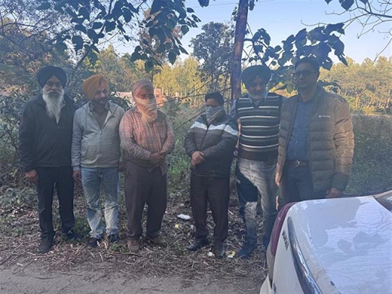 VB nabs Junior Engineer & Contractor red handed accepting a bribe of Rs 15k