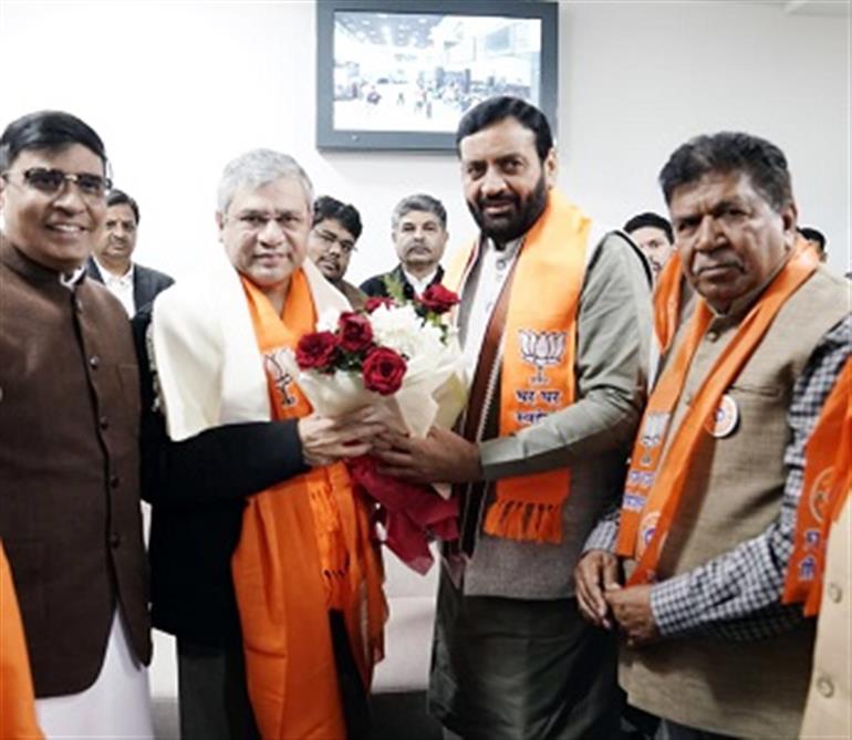 CM launches ‘Atmanirbhar Bharat Rail Passenger-Sampark Abhiyan’ from Chandigarh