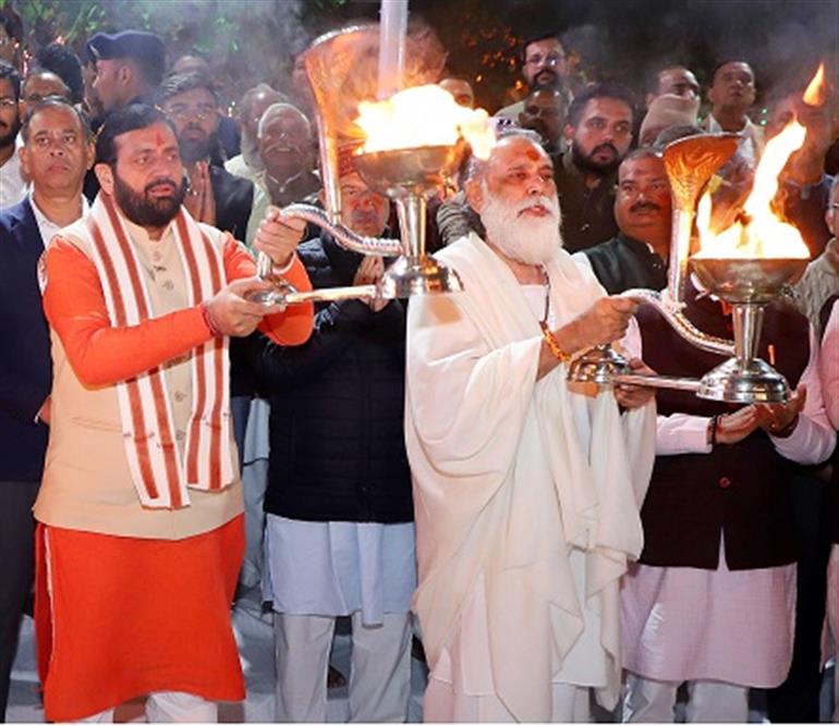 CM Saini Performs Deepdaan at Sannihit Sarovar on Gita Jayanti, Vedic Chants Echo Across the Mahotsav