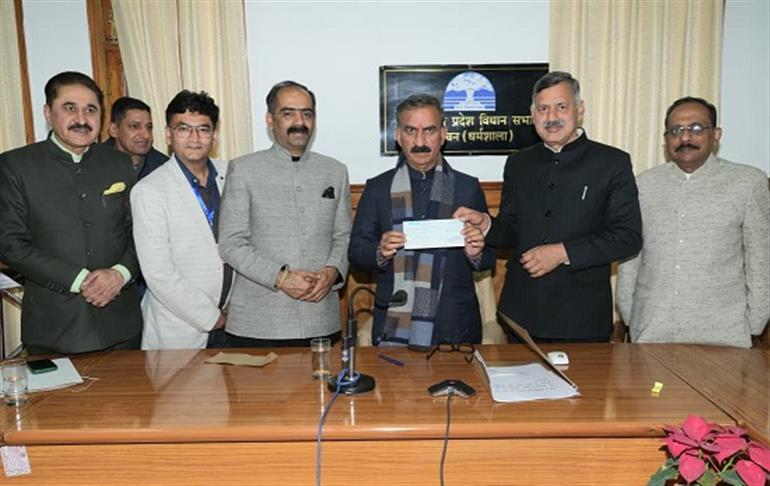 HIMUDA contributes cheque of Rs. 11 Lakh towards Mukhyamantri Sukh Aashray Kosh