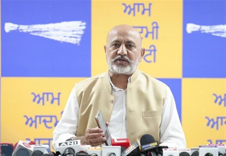 AAP Leader Baltej Pannu&39;s Scathing Attack on Sunil Jakhar