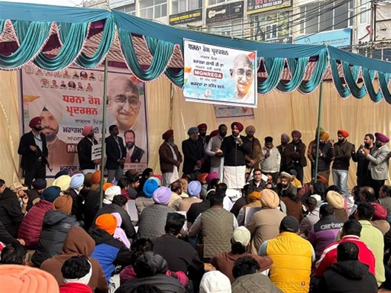 Congress stages massive protest against scrapping of MGNREGA