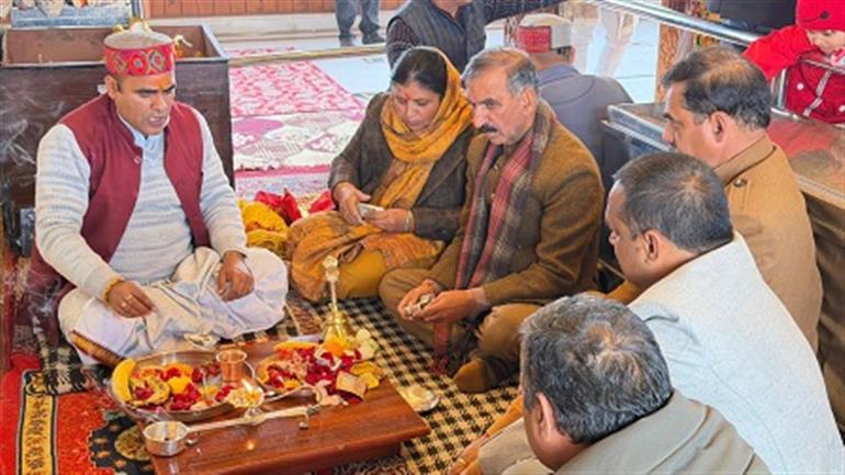 CM pays obeisance at Tara Devi temple