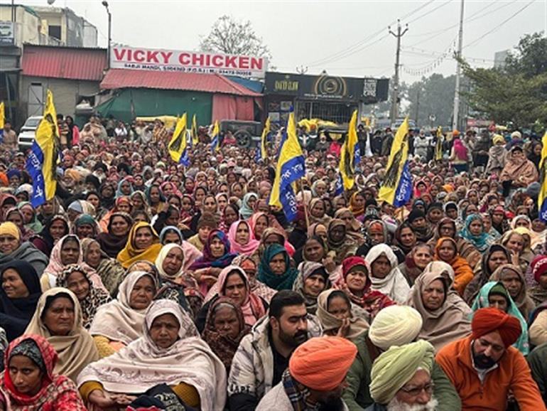 AAP&39;s Powerful Protest against Centre in Fatehgarh Sahib