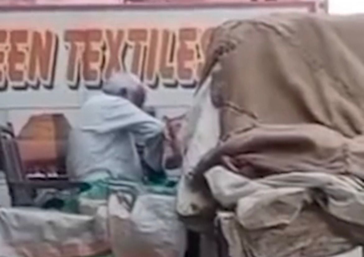 Man Allegedly Urinating Near Ice Slabs in Panchkula, Police Collect Samples; Video Viral