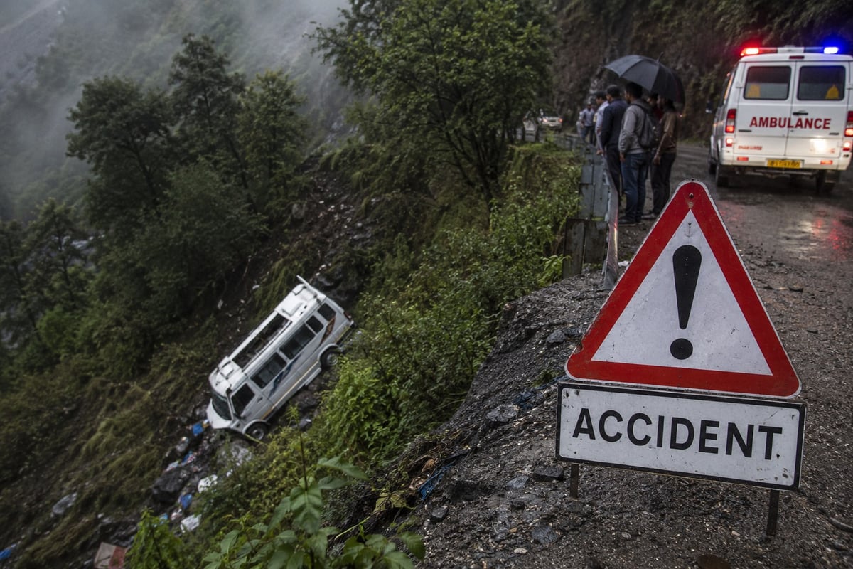 Major Tragedy in Himachal: Tempo Traveller Falls Into Gorge in Chamba, Six Gujarat Tourists Killed, Four Injured