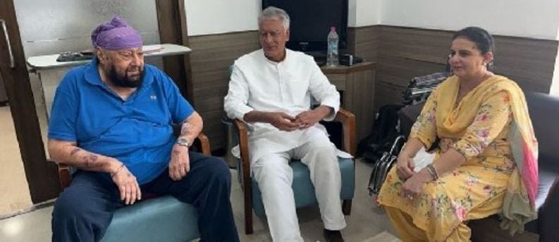 Sunil Jakhar Meets Former CM Capt Amarinder Singh at Mohali Hospital