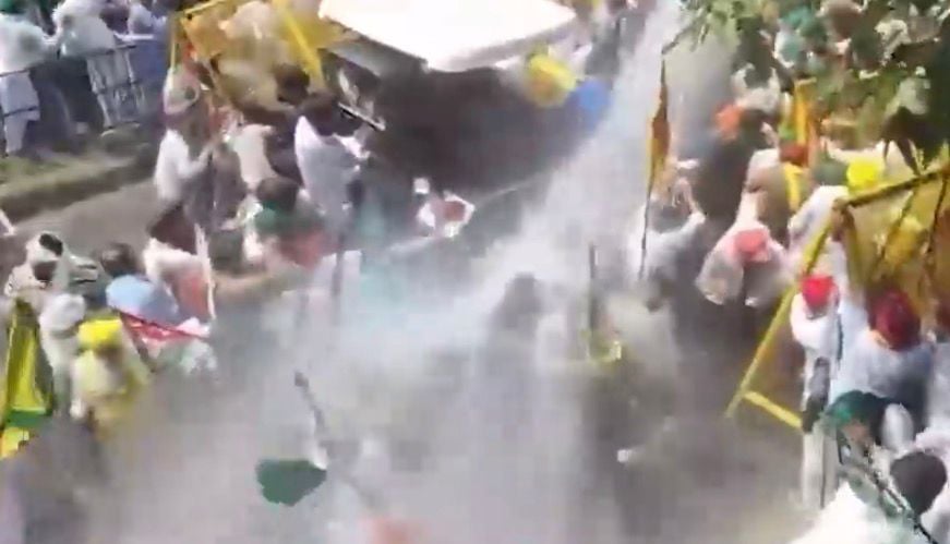 Punjab Farmers March Towards Chandigarh, Clash With Police; Tear Gas Fired at Mohali Border