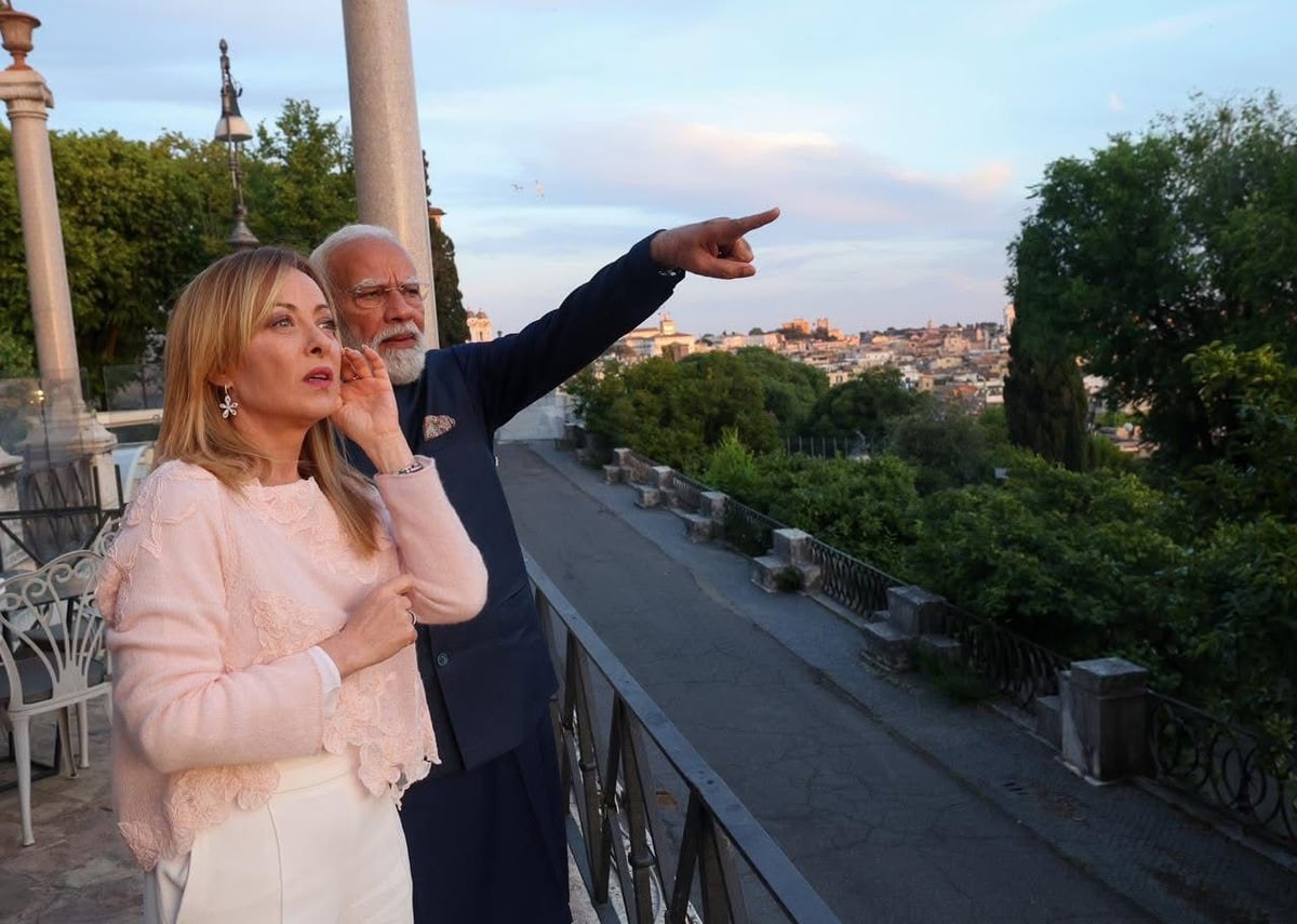 PM Modi Meets Italy PM Giorgia Meloni in Rome, Photos From Colosseum Go Viral