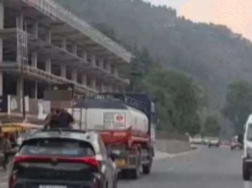 Punjab Tourist Fined ₹3,500 for Taking Selfie Through Moving Car Sunroof in Manali