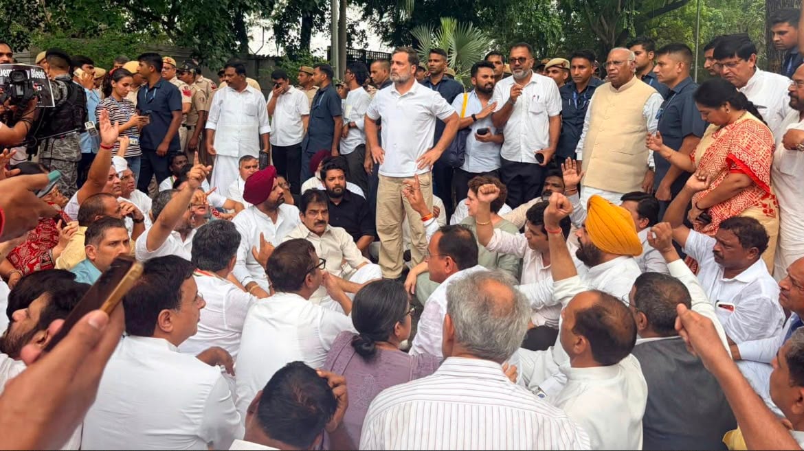 Rahul Gandhi, Priyanka Lead Congress Protest Near PM Residence; Punjab Leaders Detained