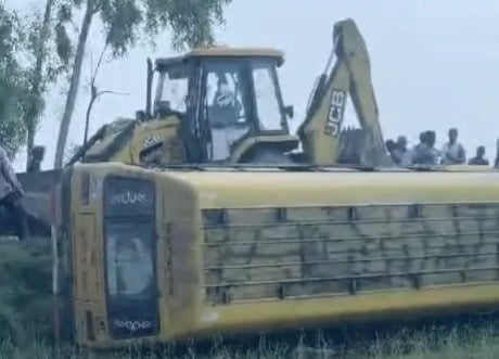School Van Carrying 13 Children Overturns in Paddy Field in Punjab, Major Tragedy Averted