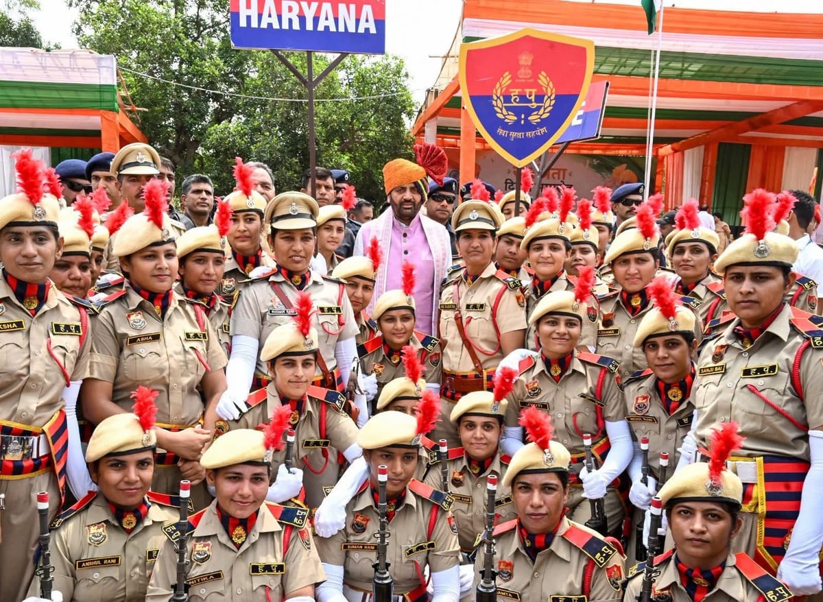 CM Nayab Saini unfurls Tricolour in Hansi, announces ₹5 lakh for cultural performers