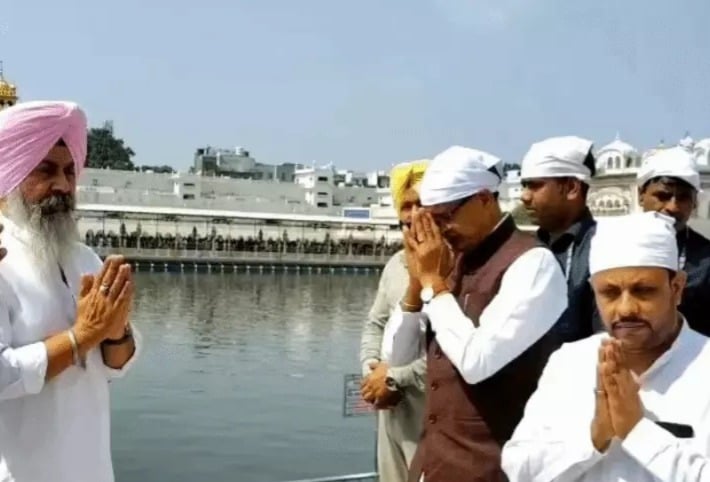 Shivraj Singh Chouhan offers prayers at Golden Temple, takes part in Langar Seva