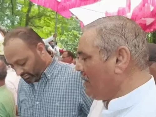 Vijay Sampla attacked with microphone in protest, suffers nose injury and neck scratches