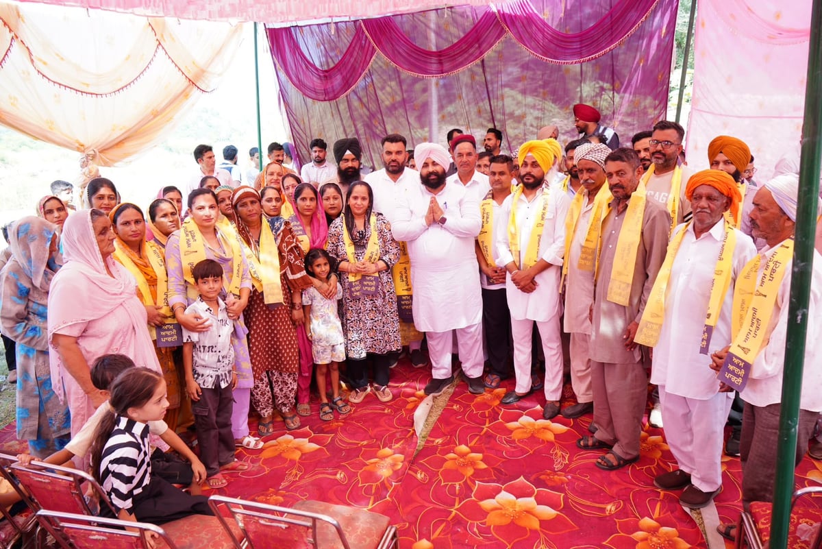 Congress Workers Join Aam Aadmi Party in Sri Anandpur Sahib, Dozens of Families Join Party