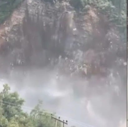 Massive landslide blocks road near Janglikh bridge in Shimla district; traffic disrupted