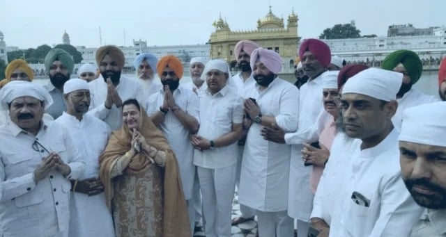 Amritsar-Tarn Taran Congress leaders reach Golden Temple together, showcase unity