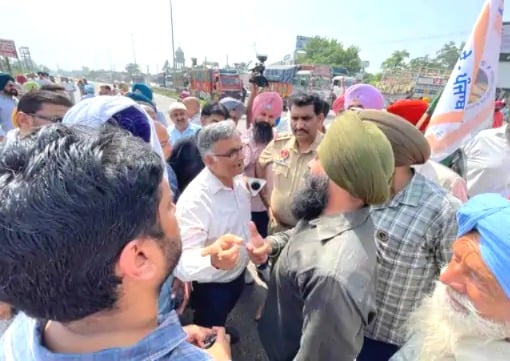 Farmers block Chandigarh-Manali highway over Paddy procurement deductions