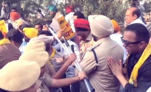 AAP protests CBI Raid on CM office in Ludhiana, workers clash with police