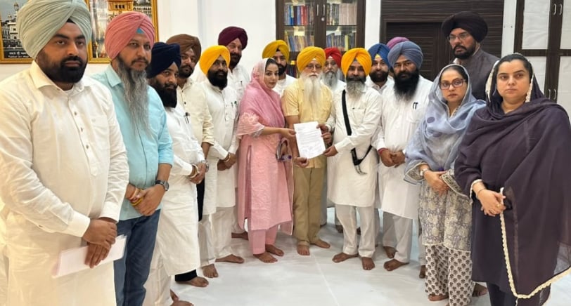 Bangla Sahib shoe controversy reaches Akal Takht; AAP seeks action