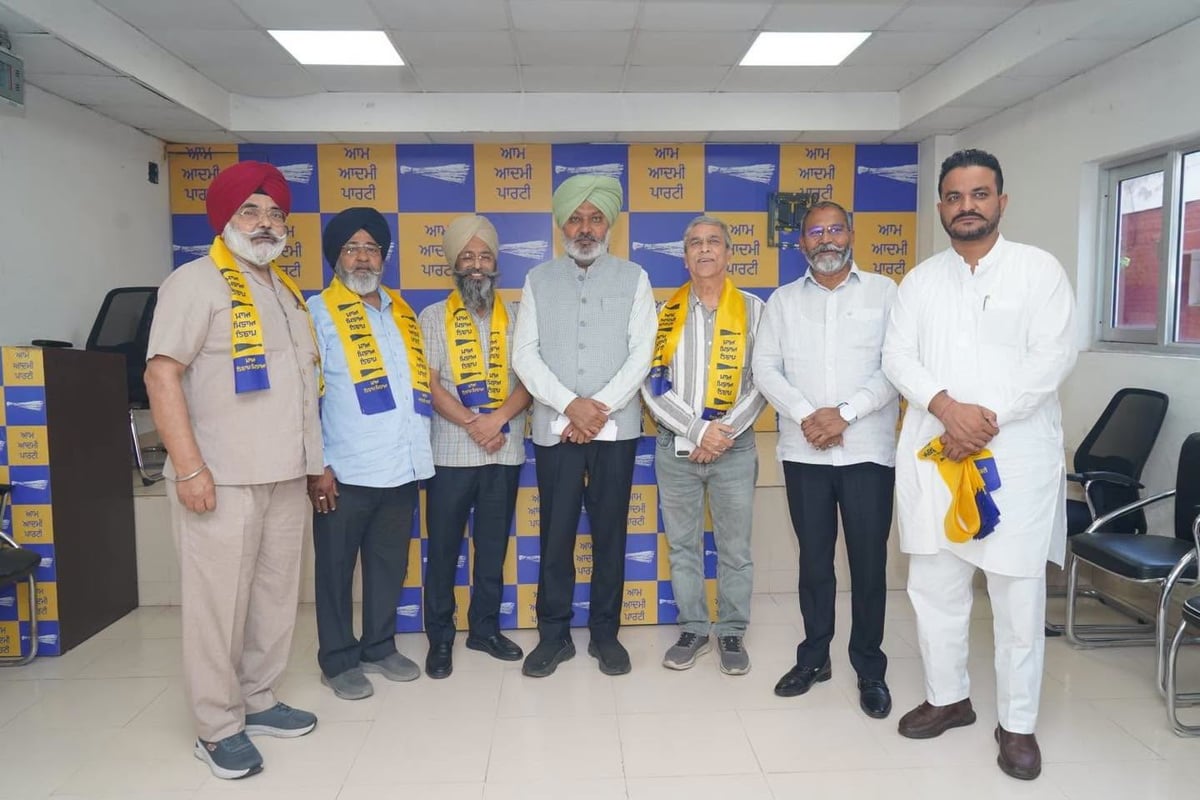 Former Congress leaders, prominent personalities join AAP in Kapurthala
